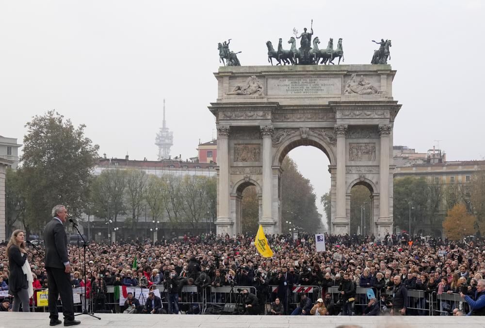 Robert F. Kennedy Jr. stages protest against COVID green pass in Italy